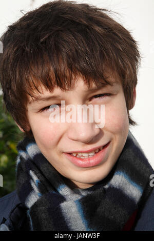 Ritratto di close-up di sorridere giovane ragazzo adolescente, REGNO UNITO Foto Stock