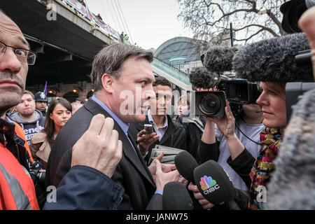 MP ed Balls visto all'inizio dell'Anti-Cuts marcia di protesta a Londra, Regno Unito. Foto Stock