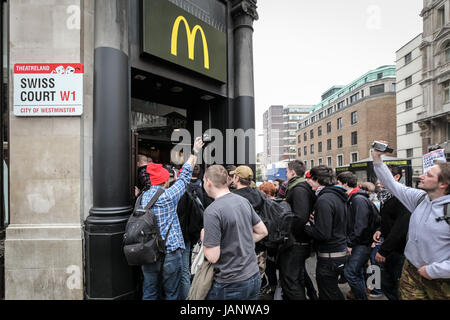 Protesta Anti-Cuts vede oltre 250.000 manifestanti marzo a Londra per opporsi alla coalizione di governo di tagli della spesa pubblica. Foto Stock
