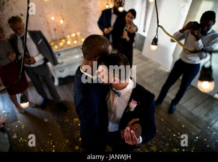 Sposa Gay coppia danzante sulla celebrazione dei matrimoni Foto Stock