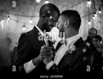 Sposa Gay coppia danzante sulla celebrazione dei matrimoni Foto Stock