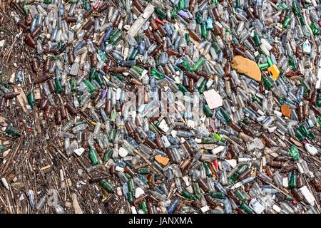 Uno strato di rifiuti Rifiuti Rifiuti Rifiuti o bottiglie in plastica - galleggiante sull'acqua. Foto Stock