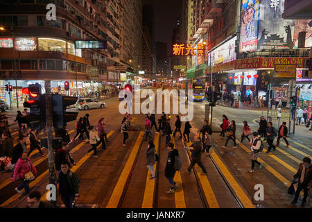 Kings Road di notte, North Point, Isola di Hong Kong, Hong Kong, Cina Foto Stock