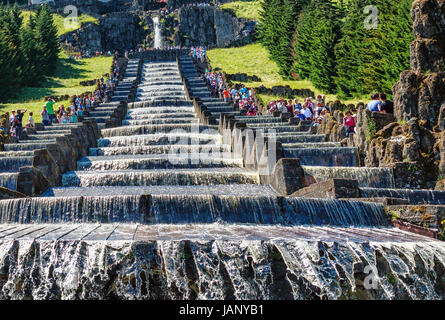 L'acqua che scorre verso il basso le cascate durante l'acqua caratteristiche nel Bergpark del Wilhelmshoehe Palace a Kassel in Germania Foto Stock