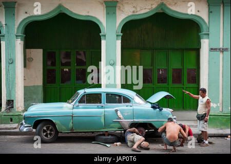 L'Avana, Cuba - circa maggio, 2011: Classic American auto sotto la riparazione su una strada a l'Avana Vecchia. Foto Stock