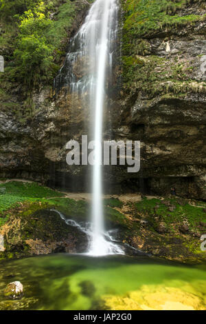 Una vista della cascata di Goriuda sulle Alpi nella regione Friuli Venezia Giulia, Italia Foto Stock