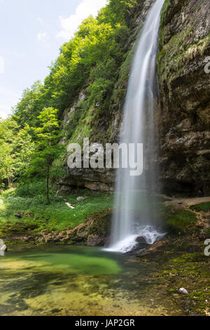 Una vista della cascata di Goriuda sulle Alpi nella regione Friuli Venezia Giulia, Italia Foto Stock