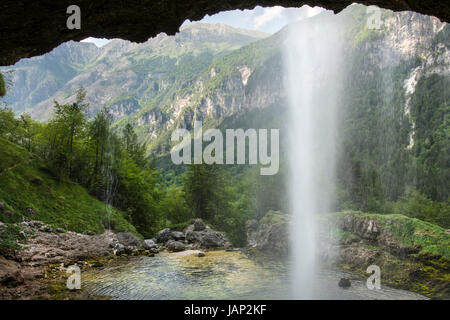 Una vista della cascata di Goriuda sulle Alpi nella regione Friuli Venezia Giulia, Italia Foto Stock