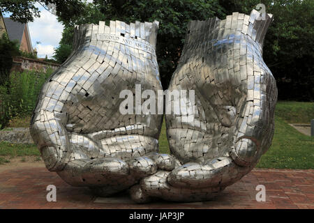 "Mani" scultura di Rick Kirkby, Woodbridge Quay chiesa battista, Woodbridge, Suffolk, Inghilterra, Regno Unito Foto Stock