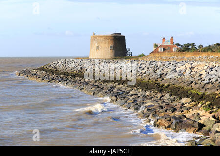 Martello Tower W difeso da roccia corazza da erosione costiera, East Lane, Bawdsey, Suffolk, Inghilterra, Regno Unito Foto Stock