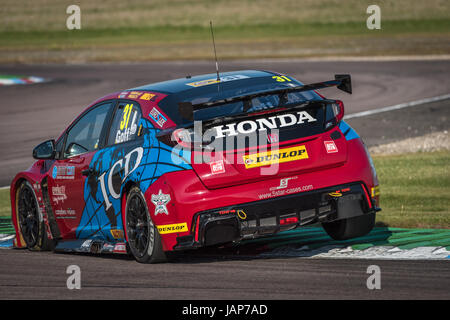 BTCC Jack Driver Goff concorrenti a Thruxton circuito, Hampshire, domenica 7 maggio 2017. Foto Stock