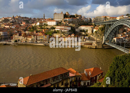 Cais de Ribeira e Dom Luis Bridge, Oporto, Portogallo Foto Stock