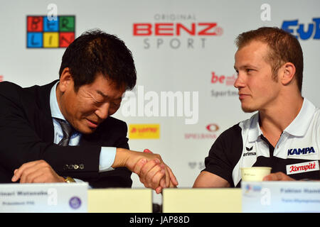 Berlino, Germania. 07Th Giugno, 2017. Il presidente della Federazione Internazionale di Ginnastica giapponese Morinari Watanabe (L) e ginnasta tedesco Fabian Hambuechen partecipare ad una conferenza stampa presso la Germania Ginnastica Festival di Berlino, Germania, 07 giugno 2017. Foto: Maurizio Gambarini/dpa/Alamy Live News Foto Stock