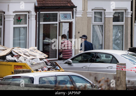 Ilford, East London, Regno Unito. 07Th Giugno, 2017. Mercoledì 07/06/2017 Metropolitan funzionari di polizia da il Counter Terrorism Command e Territorial Support Group hanno perquisito una casa a Ilford East London a circa 01:30h. È inteso dai media locali questo era in collegamento con l'inchiesta in corso nel London Bridge attacco terroristico. È riportato dai media locali che un maschio è stato arrestato il sospetto della Commissione, preparazione o istigazione a commettere gli atti di terrorismo e attualmente è in attesa in una Londra Sud Stazione di polizia. Credito: Hot Shots/Alamy Live News Foto Stock