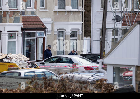 Ilford, East London, Regno Unito. 07Th Giugno, 2017. Mercoledì 07/06/2017 Metropolitan funzionari di polizia da il Counter Terrorism Command e Territorial Support Group hanno perquisito una casa a Ilford East London a circa 01:30h. È inteso dai media locali questo era in collegamento con l'inchiesta in corso nel London Bridge attacco terroristico. È riportato dai media locali che un maschio è stato arrestato il sospetto della Commissione, preparazione o istigazione a commettere gli atti di terrorismo e attualmente è in attesa in una Londra Sud Stazione di polizia. Credito: Hot Shots/Alamy Live News Foto Stock