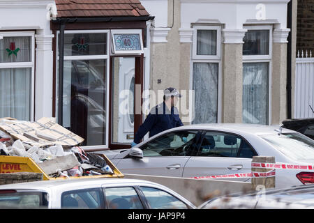 Ilford, East London, Regno Unito. 07Th Giugno, 2017. Mercoledì 07/06/2017 Metropolitan funzionari di polizia da il Counter Terrorism Command e Territorial Support Group hanno perquisito una casa a Ilford East London a circa 01:30h. È inteso dai media locali questo era in collegamento con l'inchiesta in corso nel London Bridge attacco terroristico. È riportato dai media locali che un maschio è stato arrestato il sospetto della Commissione, preparazione o istigazione a commettere gli atti di terrorismo e attualmente è in attesa in una Londra Sud Stazione di polizia. Credito: Hot Shots/Alamy Live News Foto Stock