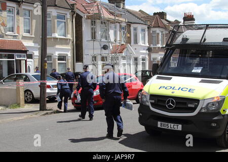 Ilford, East London, Regno Unito. 07Th Giugno, 2017. Mercoledì 07/06/2017 Metropolitan funzionari di polizia da il Counter Terrorism Command e Territorial Support Group hanno perquisito una casa a Ilford East London a circa 01:30h. È inteso dai media locali questo era in collegamento con l'inchiesta in corso nel London Bridge attacco terroristico. È riportato dai media locali che un maschio è stato arrestato il sospetto della Commissione, preparazione o istigazione a commettere gli atti di terrorismo e attualmente è in attesa in una Londra Sud Stazione di polizia. Credito: Hot Shots/Alamy Live News Foto Stock