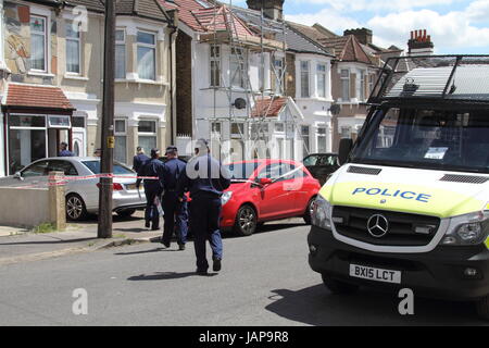 Ilford, East London, Regno Unito. 07Th Giugno, 2017. Mercoledì 07/06/2017 Metropolitan funzionari di polizia da il Counter Terrorism Command e Territorial Support Group hanno perquisito una casa a Ilford East London a circa 01:30h. È inteso dai media locali questo era in collegamento con l'inchiesta in corso nel London Bridge attacco terroristico. È riportato dai media locali che un maschio è stato arrestato il sospetto della Commissione, preparazione o istigazione a commettere gli atti di terrorismo e attualmente è in attesa in una Londra Sud Stazione di polizia. Credito: Hot Shots/Alamy Live News Foto Stock