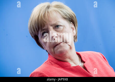 Berlino, Germania. 07Th Giugno, 2017. Il cancelliere tedesco Angela Merkel segue una conferenza stampa a Berlino, Germania, 07 giugno 2017. In precedenza Merkel ha ottenuto insieme con Borisov per colloqui bilaterali nella sede del Cancelliere tedesco. Foto: Michael Kappeler/dpa/Alamy Live News Foto Stock