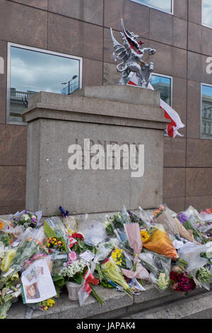 Londra, Regno Unito. Il 7 giugno, 2017. Offerte di fiori sul marciapiede da London Bridge, dove le persone sono stati uccisi e feriti in un attentato terroristico nella notte del 3 giugno 2017.Londra, Regno Unito. Credito: Julio Etchart/Alamy Live News Foto Stock