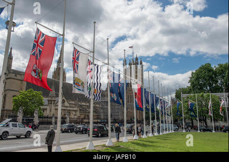 La piazza del Parlamento, Londra, Regno Unito. Il 7 giugno 2017. Territori d' oltremare flags fly di fronte al Palazzo di Westminster per le prossime occasioni di stato tra cui Trooping il colore (la regina il compleanno Parade) e lo stato apertura del Parlamento. Credito: Malcolm Park editoriale/Alamy Live News. Foto Stock