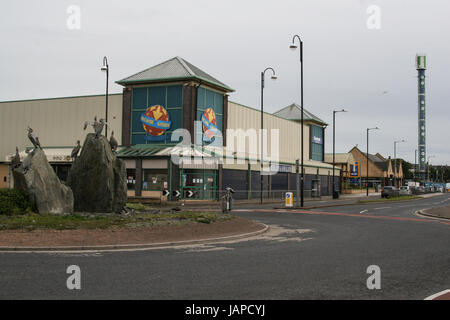 Marine Road West, Morecambe, Lancashire, 7 luglio 2017 Il Morecambe Super Bowl è impostato per essere demolita se Aldi per avere il permesso di redeloop il sito adiacente alle loro attuali supermercato che sarà demolito insieme con il Superbowl per fare la strada per un nuovo negozio che sarà adiacente alla proposta di Opus North Morecambe Retail Park whci=ch è attualmente in fase di sviluppo che gli sviluppatori hanno iniziato lo smantellamento theinfamous Polo torre per fare la strada per il EW Retail Park per avere il permesso di ridisegnare il sie Credito: David Billinge/Alamy Live News Foto Stock