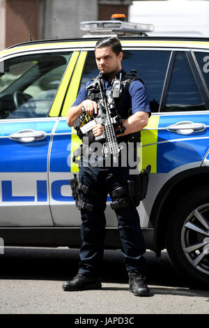 Londra, Regno Unito. Il 7 giugno, 2017. Polizia armata a Westminster Credito: Finnbarr Webster/Alamy Live News Foto Stock