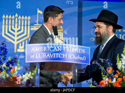 Il portavoce della Camera dei rappresentanti degli Stati Uniti Paul D. Ryan (Repubblicano del Wisconsin), a sinistra stringe la mano con il Rabbino Levi Shemtov, Vice Presidente Esecutivo di amici americani di Lubavitch (Chabad), a destra, dopo aver ricevuto il il 2017 Lamplighter Award dalla presso l Auditorium del Mellon in Washington, DC martedì 6 giugno 2017. Credito: Ron Sachs /CNP/MediaPunch Foto Stock