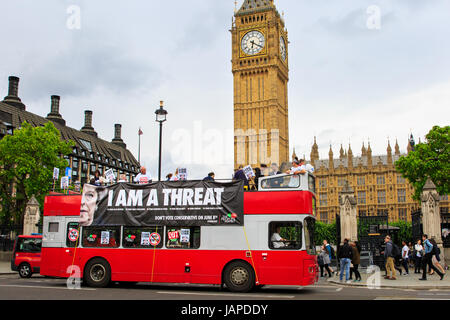 Westminster, Londra, Regno Unito, 7 giugno 2017. Un bus rosso a due piani il branding Theresa Maggio una "minaccia" viaggia attorno a Westminster il giorno prima della elezioni generali britanniche. Il bus è un'iniziativa dell'Assemblea popolare, un gruppo di pressione formato inizialmente per protestare contro le misure di austerità. Il movimento ha beneficiato in passato di sostegno da parte del Regno Unito dei sindacati, nonché parlamentari laburisti. Credito: Imageplotter News e sport/Alamy Live News Foto Stock