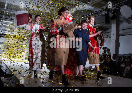 Londra, Regno Unito. Il 7 giugno 2017. Halina Nord, studente laureato da Edinburgh College of Art vince il Christopher Bailey Gold Award e Hilary Alexander Premio pioniere in partnership con Swarovski. Graduate Fashion Week è un evento annuale che mette in mostra i laureati recenti' collezioni provenienti dal Regno Unito di moda leader di scuole e corsi universitari in una serie di sfilate e mostre. Foto: immagini vibranti/Alamy Live News Foto Stock