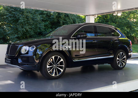 Torino, Italia, il 7 giugno 2017. Una Bentley Bentayga. La terza edizione del Parco Valentino car show ospita le vetture da molti costruttori di automobili e i progettisti di automobili all'interno del Parco del Valentino a Torino, Italia. Foto Stock