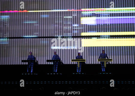 Brighton, Regno Unito. 7 Giugno 2017,Kraftwerk eseguire's Kraftwerk 3-D in corrispondenza del centro di Brighton, Brighton, Regno Unito. Credito: Jason Richardson / Alamy Live News Foto Stock