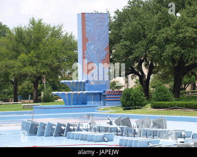 Dallas, Stati Uniti d'America,07th giugno,2017: La Fontana Espanansa di fronte alla sala di Stato al Fair Park, sta subendo una testa a punta la revisione di manutenzione. Questo fine settimana è il gusto annuale di Dallas Salone del Cibo e la luce e acqua di musica spettacolo è nell'aria. credito:dallaspaparazzo/AlamyLive News Foto Stock