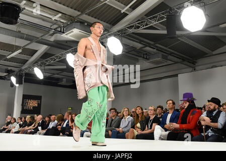 Londra, Regno Unito. Il 7 giugno 2017. Un modello di passeggiate lungo la pista durante il Gala di Premiazione mostra che avrà luogo il giorno finale di laurea della settimana della moda presso la Old Truman Brewery nella zona est di Londra. Guardando a partire dalla prima fila sono Henry Holland, Myleene Klass e Daniel Lismore. Il caso di vetrine la graduazione mostra di fino e prossimi fashion designer provenienti da Regno Unito e università internazionali. Credito: Stephen Chung / Alamy Live News Foto Stock