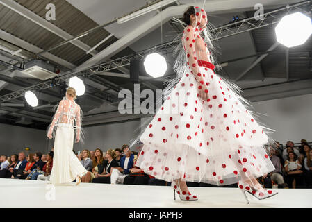 Londra, Regno Unito. Il 7 giugno 2017. Un modello presenta un look da Sarah-Louise Francesco dall Università di Salford durante il Gala di Premiazione mostra che avrà luogo il giorno finale di laurea della settimana della moda presso la Old Truman Brewery nella zona est di Londra. Guardando a partire dalla prima fila sono Alesha Dixon, Henry Holland, Myleene Klass e Daniel Lismore. Il caso di vetrine la graduazione mostra di fino e prossimi fashion designer provenienti da Regno Unito e università internazionali. Credito: Stephen Chung / Alamy Live News Foto Stock