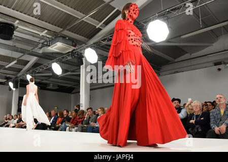 Londra, Regno Unito. Il 7 giugno 2017. Un modello presenta un look da Sarah-Louise Francesco dall Università di Salford durante il Gala di Premiazione mostra che avrà luogo il giorno finale di laurea della settimana della moda presso la Old Truman Brewery nella zona est di Londra. Guardando a partire dalla prima fila sono Alesha Dixon, Henry Holland, Myleene Klass e Daniel Lismore. Il caso di vetrine la graduazione mostra di fino e prossimi fashion designer provenienti da Regno Unito e università internazionali. Credito: Stephen Chung / Alamy Live News Foto Stock