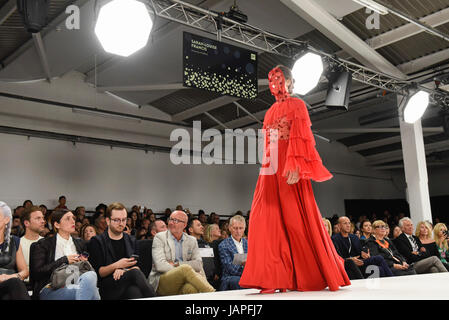 Londra, Regno Unito. Il 7 giugno 2017. Un modello presenta un look da Sarah-Louise Francesco dall Università di Salford durante il Gala di Premiazione mostra che avrà luogo il giorno finale di laurea della settimana della moda presso la Old Truman Brewery nella zona est di Londra. Guardando a partire dalla prima fila sono Alesha Dixon, Henry Holland, Myleene Klass e Daniel Lismore. Il caso di vetrine la graduazione mostra di fino e prossimi fashion designer provenienti da Regno Unito e università internazionali. Credito: Stephen Chung / Alamy Live News Foto Stock