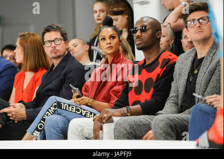 Londra, Regno Unito. Il 7 giugno 2017. (C) Alesha Dixon e (R) Henry Holland guarda il Gala di Premiazione mostra che avrà luogo il giorno finale di laurea della settimana della moda presso la Old Truman Brewery nella zona est di Londra. Il caso di vetrine la graduazione mostra di fino e prossimi fashion designer provenienti da Regno Unito e università internazionali. Credito: Stephen Chung / Alamy Live News Foto Stock