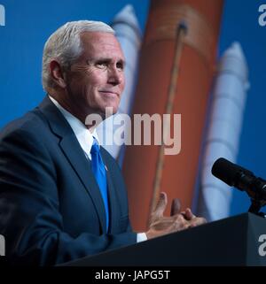 Houston, Stati Uniti d'America. 07Th Giugno, 2017. Stati Uniti Vice Presidente Mike Pence offre commento durante una cerimonia di presentazione di dodici nuovi astronauta della NASA candidati alla NASA Johnson Space Center Giugno 7, 2017 in Houston, Texas. Pence ha celebrato il suo 58o compleanno presso il quartier generale del volo spaziale umano programma e ha parlato del suo amore per l'esplorazione dello spazio. Credito: Planetpix/Alamy Live News Foto Stock