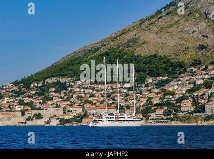 5 Ottobre 2004 - Dubrovnik, Dubrovnik-Neretva County, Croazia - al di ancoraggio al di fuori del centro storico della Città Vecchia di Dubrovnik, sul mare Adriatico, è l'3-masted yacht di lusso francese cruise line Le Ponant. Nel sud della Croazia, Dubrovnik è un sito Patrimonio Mondiale dell'UNESCO e un top destinazione turistica. Credito: Arnold Drapkin/ZUMA filo/Alamy Live News Foto Stock