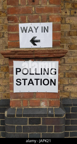 Londra, Regno Unito. 8 Giugno, 2017stazione di polling signage fuori scuola Sandringham a Newham avanti del Regno Unito le elezioni parlamentari Credito: David mbiyu/Alamy Live News Foto Stock