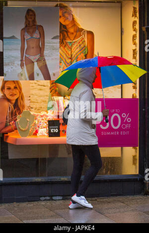 Fishergate, Preston, Lancashire, Regno Unito. 8 Giugno, 2017. Regno Unito Meteo. Gales & Heavy Rain in città. Acquazzoni torrenziali rendono difficile per gli acquirenti che lottano con le forti raffiche di vento, blustery e condizioni ventose. La previsione è per continuare la persistente e spesso heavy rain lentamente evolvendo verso est con forti venti. Credito: MediaWorldImages/Alamy Live News Foto Stock