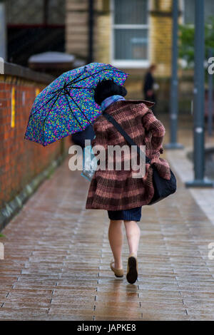 Fishergate, Preston, Lancashire, Regno Unito. 8 Giugno, 2017. Regno Unito Meteo. Gales & Heavy Rain in città. Acquazzoni torrenziali rendono difficile per gli acquirenti che lottano con le forti raffiche di vento, blustery e condizioni ventose. La previsione è per continuare la persistente e spesso heavy rain lentamente evolvendo verso est con forti venti. Credito: MediaWorldImages/Alamy Live News Foto Stock