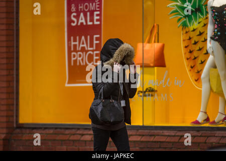 Fishergate, Preston, Lancashire, Regno Unito. 8 Giugno, 2017. Regno Unito Meteo. Gales & Heavy Rain in città. Acquazzoni torrenziali rendono difficile per gli acquirenti che lottano con le forti raffiche di vento, blustery e condizioni ventose. La previsione è per continuare la persistente e spesso heavy rain lentamente evolvendo verso est con forti venti. Credito: MediaWorldImages/Alamy Live News Foto Stock