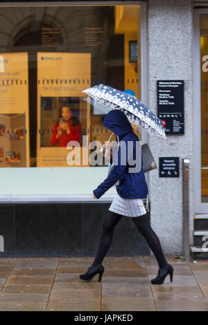 Fishergate, Preston, Lancashire, Regno Unito. 8 Giugno, 2017. Regno Unito Meteo. Gales & Heavy Rain in città. Acquazzoni torrenziali rendono difficile per gli acquirenti che lottano con le forti raffiche di vento, blustery e condizioni ventose. La previsione è per continuare la persistente e spesso heavy rain lentamente evolvendo verso est con forti venti. Credito: MediaWorldImages/Alamy Live News Foto Stock