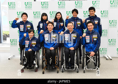 Tokyo, Giappone. 8 Giugno, 2017. (Top-L-R) Hiraku Misawa combatté, Momoko Dekijima, Yurika Abe, Gurimu Narita Yoshihiro Nitta, (Fondo L-R) Momoka Muraoka, Taiki Morii, Akira Kano, Takeshi Suzuki Sci Alpino : Giappone Para-ski Federation assiste ad una conferenza stampa a Tokyo in Giappone . Credito: AFLO/Alamy Live News Foto Stock