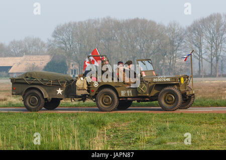 La spinta finale, Willy jeep che avanza a Groningen Foto Stock
