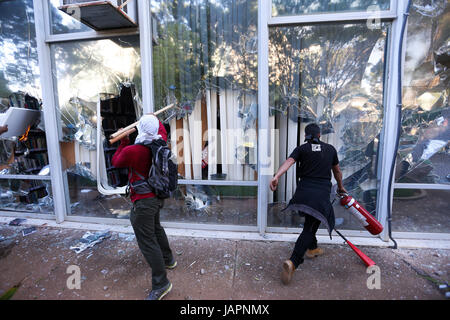 Governo anti-rivoltosi attaccano il centro del governo durante le proteste chiedendo le dimissioni del Presidente Michel temer il 24 maggio 2017 a Brasilia, Brasile. (Foto di Marcelo Camargo/Agenzia Brasil via Planetpix) Foto Stock