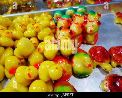 Eliminabili imitazione dei frutti e degli animali (Kanom guardare Choup) - questo dessert, molte persone pensano di varie specie di animali colorati e frutti è uno dei Foto Stock