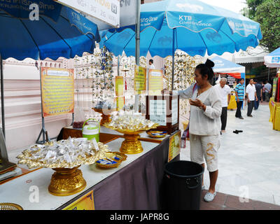 Tailandese donne e viaggiatori la gente visita e per pregare statua del Buddha al Wat Phra Pathommachedi Ratcha Wora Maha Wihan su Marzo 27, 2017 in Nakhon percorso Foto Stock